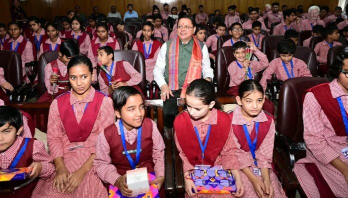 दिव्यांग बच्चों के बीच अपना जन्म दिवस मनाने पहुंचे मुख्यमंत्री पुष्कर सिंह धामी