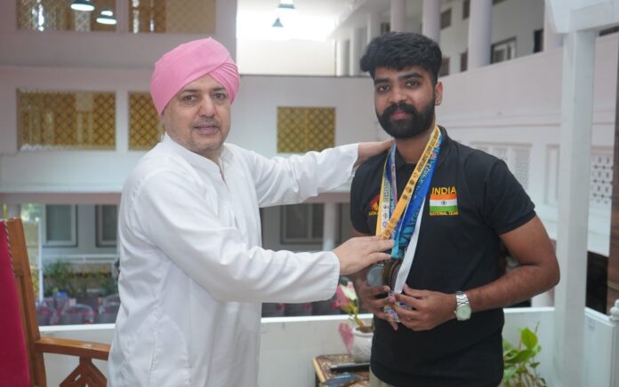 श्री गुरु राम राय विश्वविद्यालय के कराटे चैम्पियन हर्ष व्यास स्काॅटलैण्ड में परचम लहराने को तैयार