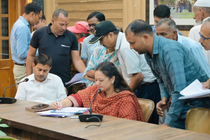 जनता की फरियाद पर प्रशासन सख्त, समाधान दिवस में 126 शिकायतें दर्ज