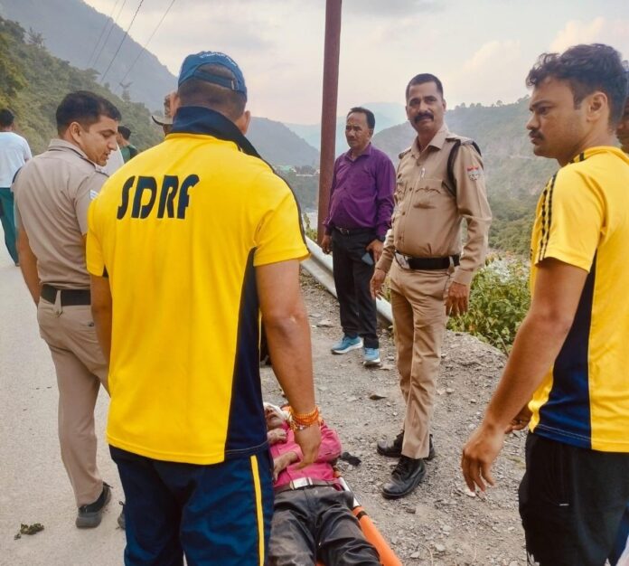 जनपद पौड़ी, दंगलेश्वर महादेव मंदिर मार्ग पर स्कूटी दुर्घटनाग्रस्त, SDRF ने खाई से घायल को किया रेस्क्यू