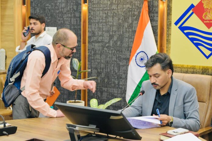 अपनों की प्रताड़ना से टूटे बुजुर्ग, न्याय की आस में पहुंचे समाधान दिवस