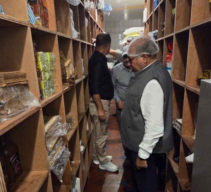राजधानी देहरादून में खाद्य सुरक्षा विभाग की छापेमारी, नामी रेस्टोरेंटों से लिए चार नमूने