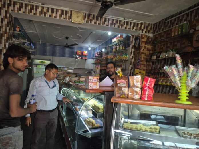 मिठाई की ट्रे पर निर्माण और एक्सपायरी डेट लिखना अनिवार्य, खाद्य विभाग की 27 दुकानों पर जांच