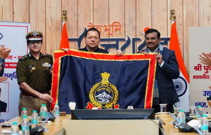 मुख्यमंत्री ने उत्तराखण्ड पुलिस के नवीन गौरव चिह्नों का किया अनावरण